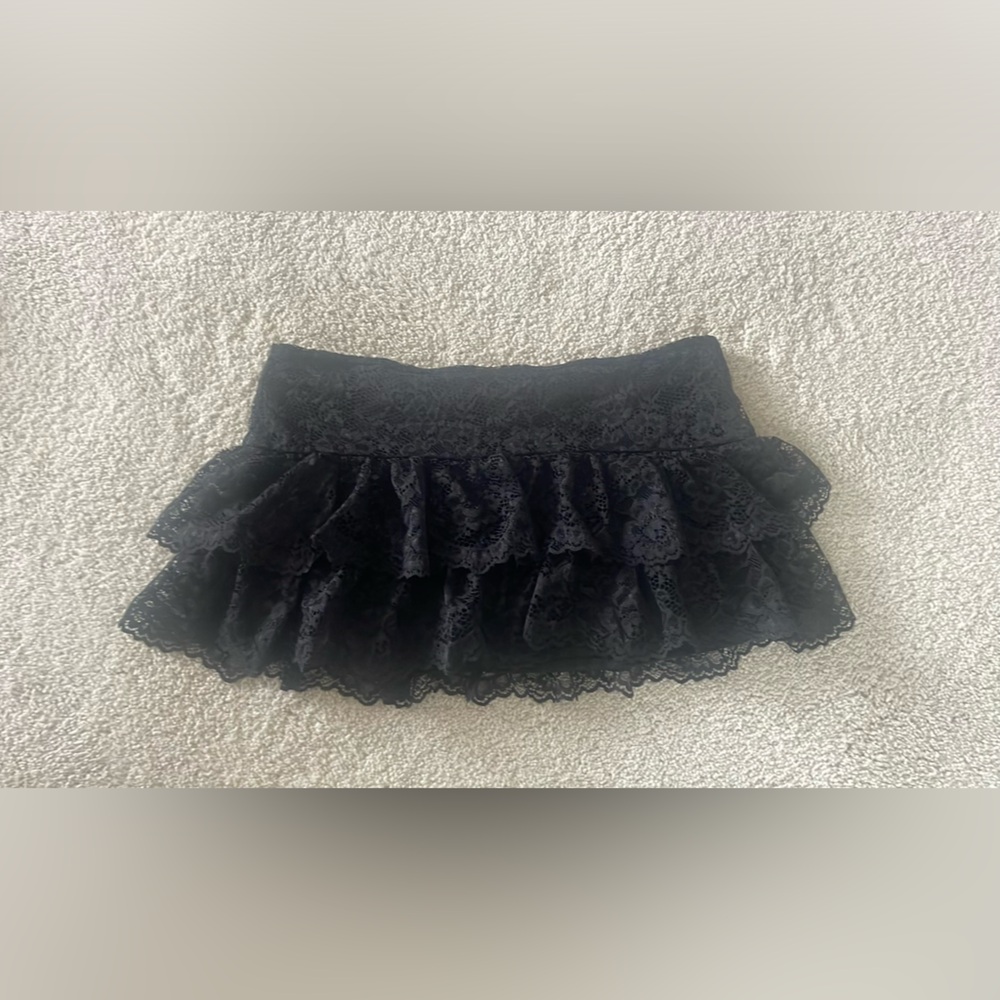 Lacey Edikted mini skirt